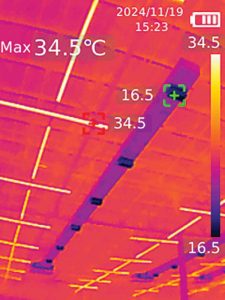 Thermal image of Easy Build’s exposed HVAC installation with lighting in picture. Note highest temperature of lighting point sources at ~34°C exceeds highest temperature of roof internals. Externally insulated AC duct run in picture showing air discharge temperature.